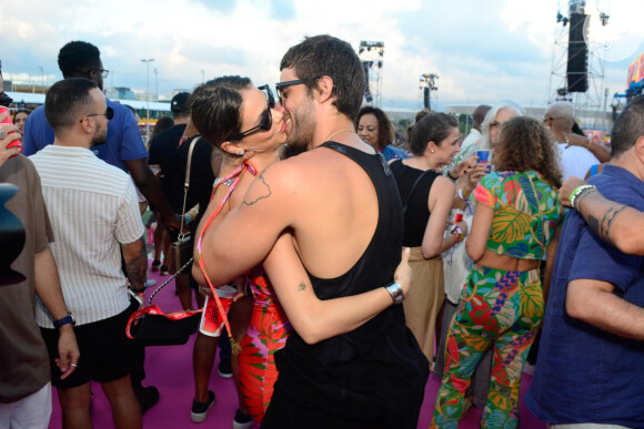Chay Suede e Laura Neiva trocaram beijos apaixonados durante o show de Thiaguinho