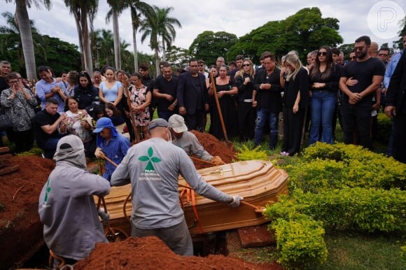 Corpo da mãe de Leonardo foi enterrado ao lado do filho Leandro