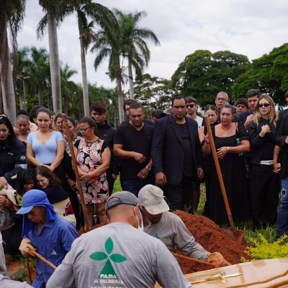 Corpo da mãe de Leonardo foi enterrado ao lado do filho Leandro