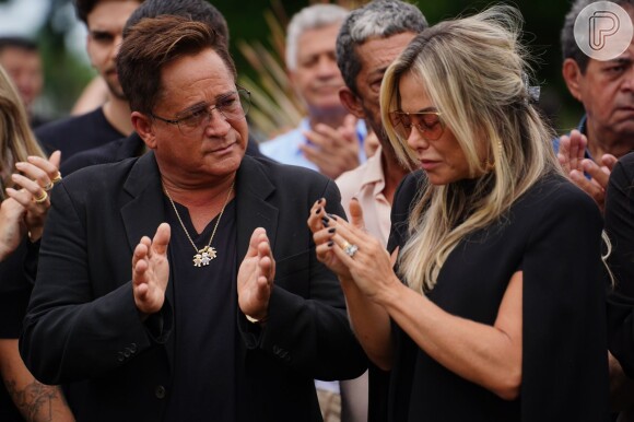 Leonardo e Poliana Rocha estavam bastante emocionados na última despedida a Dona Carmem