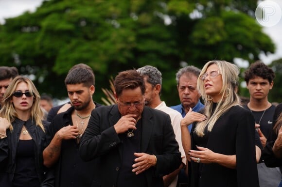 Leonardo, Zé Felipe, Virgínia Fonseca e Poliana Rocha no enterro de Dona Carmem