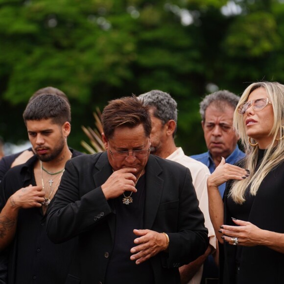 Leonardo, Zé Felipe, Virgínia Fonseca e Poliana Rocha no enterro de Dona Carmem