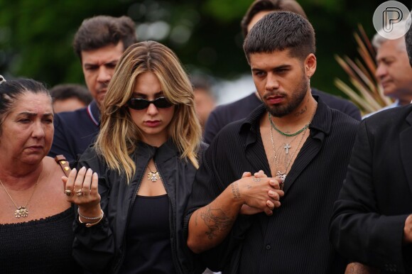 Zé Felipe e Virgínia Fonseca rezaram de mãos dadas no enterro da avó do cantor