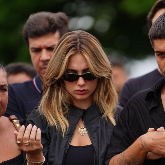 Zé Felipe e Virgínia Fonseca rezaram de mãos dadas no enterro da avó do cantor