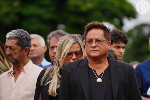 Leonardo estava emocionado no enterro da mãe, Dona Carmem