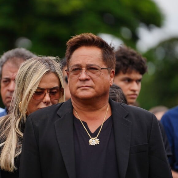 Leonardo estava emocionado no enterro da mãe, Dona Carmem