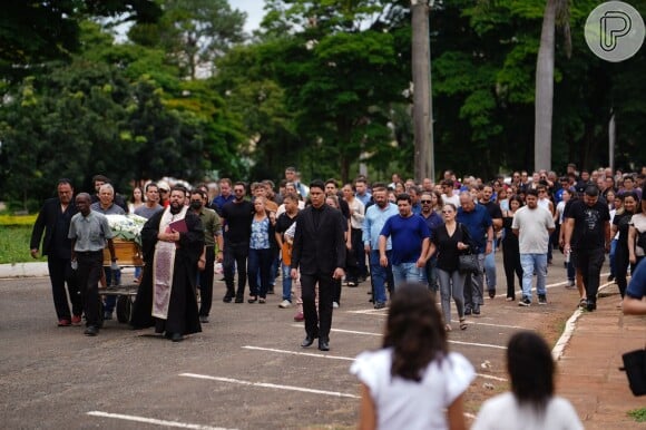 O corpo de Dona Carmem foi acompanhado em procissão até o enterro