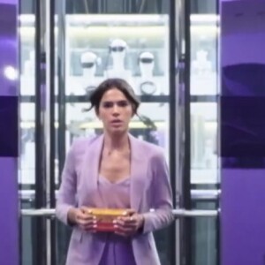 No filme 'Besouro Azul', Jenny (Bruna Marquezine) é cientista e tem vários office looks