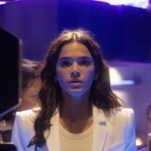 No trailer de 'Besouro Azul', vimos que o blazer vai ser uma presença certa no armário de Jenny (Bruna Marquezine)