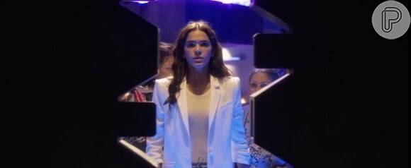 No trailer de 'Besouro Azul', vimos que o blazer vai ser uma presença certa no armário de Jenny (Bruna Marquezine)