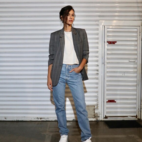 Bruna Marquezine já combinou blazer e tênis em produção descolada