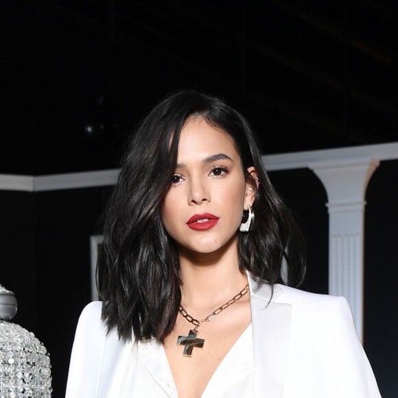 Look monocromático de Bruna Marquezine: branco é outra cor que marcou presença em roupas de Jenny no trailer de Besouro Azul