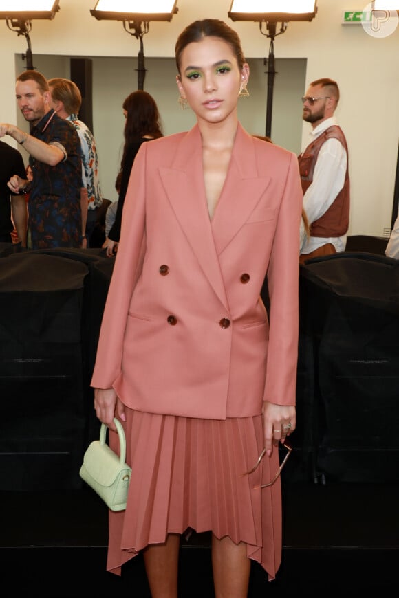 Office look pode ficar romântico com blazer rosa e saia: que tal essa inspiração de Bruna Marquezine?