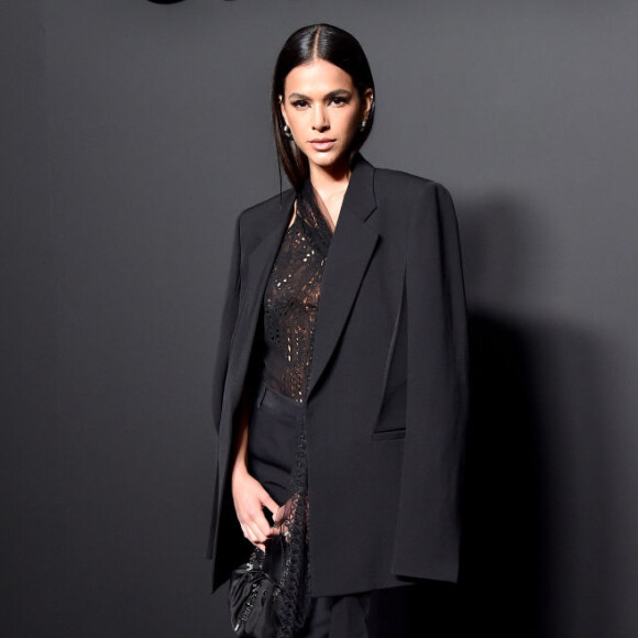 O look all black de Bruna Marquezine seria facilmente usado por Jenny, de 'Besouro Azul'