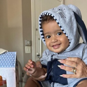 Filho de Viviane Araujo se vestiu de coelhinho para comemorar 'mesversário'