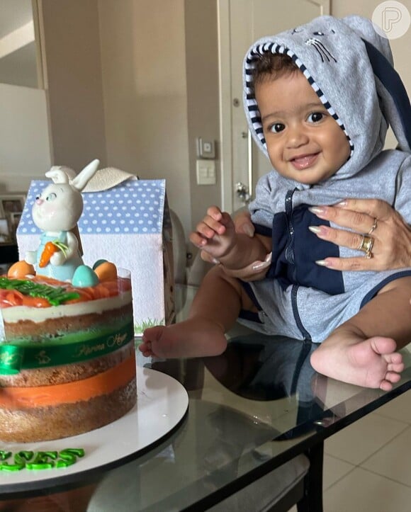 Filho de Viviane Araujo se vestiu de coelhinho para comemorar 'mesversário'
