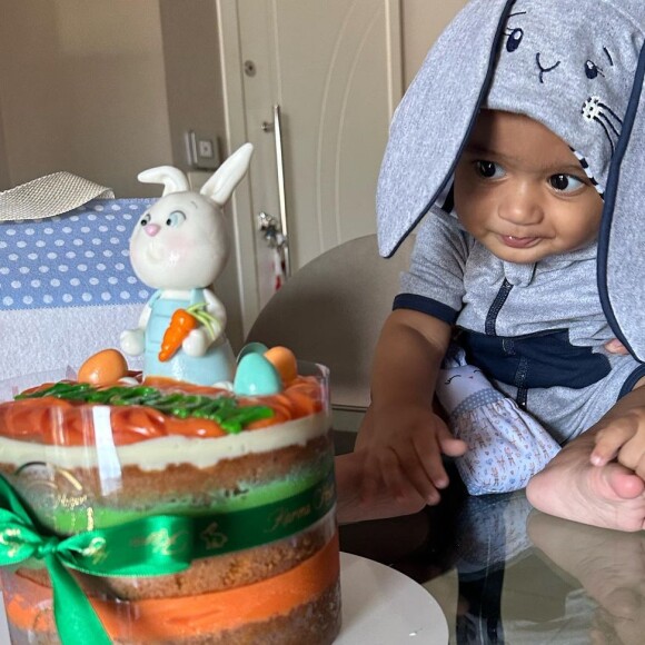 Viviane Araujo sempre faz festinhas íntimas para comemorar os 'mesversários' de Joaquim