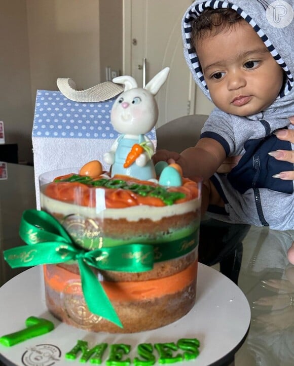 Joaquim, filho de Viviane Araujo, parecia encantado com o bolo de coelhinho!