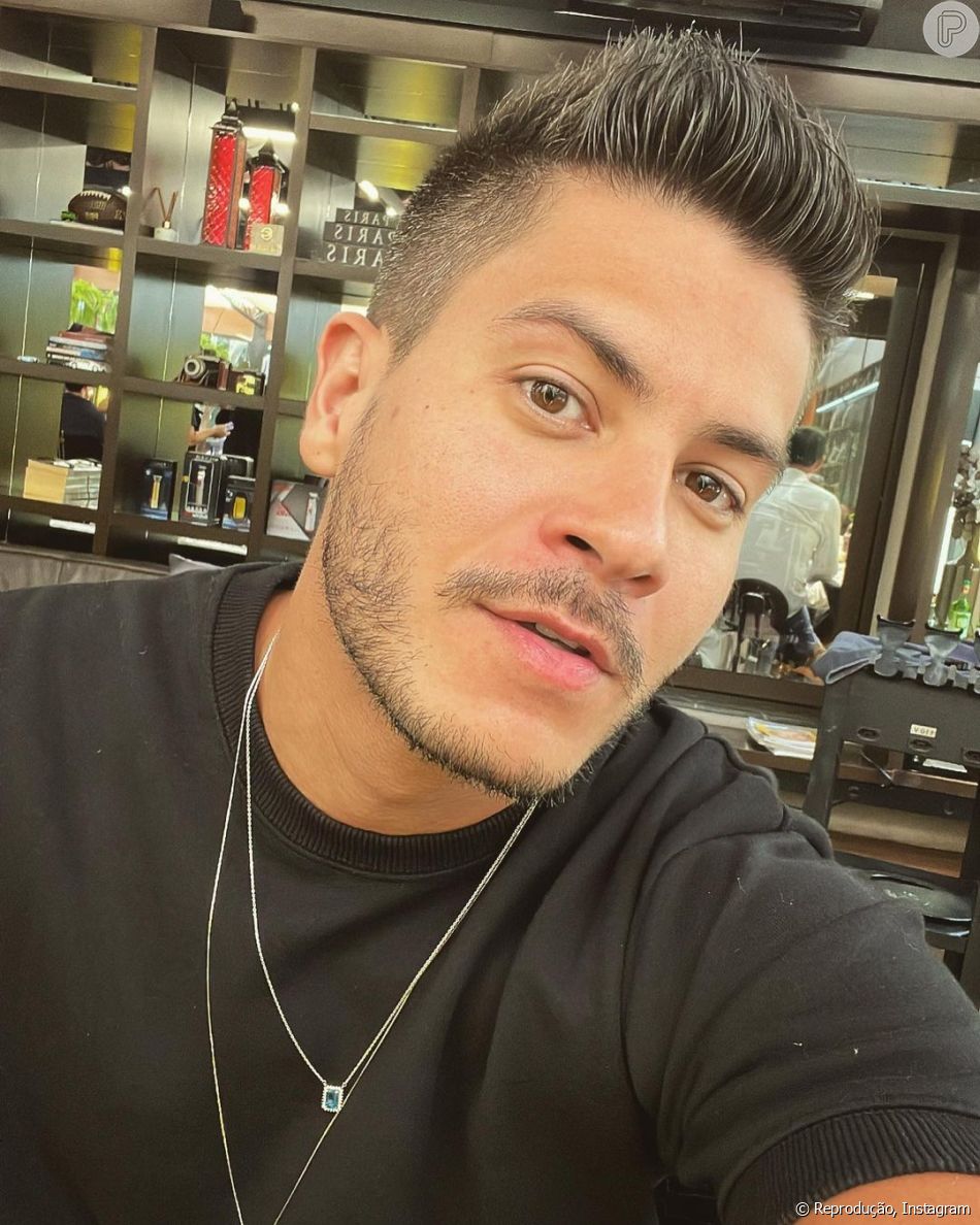 Ator André Lamoglia, visto aos beijos com Jade Picon, impressiona por ...