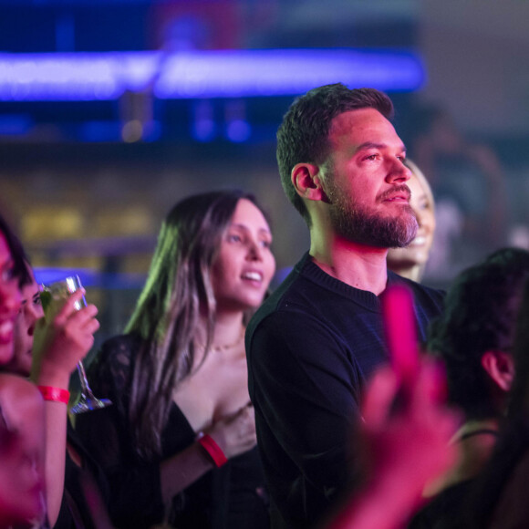 Na novela 'Vai na Fé', Theo (Emilio Dantas) não perde a chance de ofender Jenifer (Bella Campos)