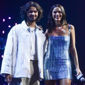 Bruna Marquezine será vista no cinema interpretando a namorada de Xolo Maridueña no filme 'Besouro Azul'