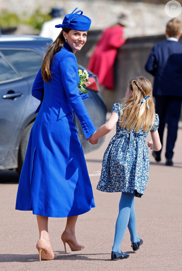 Look azul de Kate Middleton com unhas vermelhas na Páscoa é estratégico em meio à polêmicas