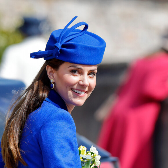 Look azul de Kate Middleton com unhas vermelhas na Páscoa é estratégico em meio à polêmicas