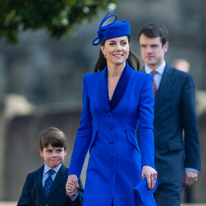Princesa de Gales, Kate Middleton usou look azul monocromático no domingo de Páscoa