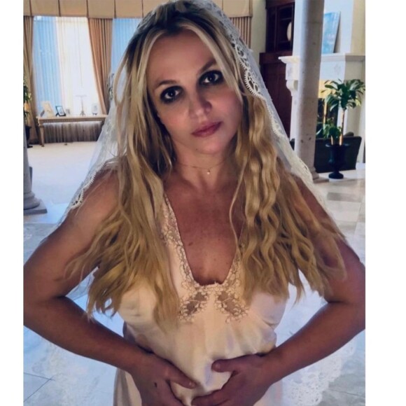 Britney Spears: 'A primeira coisa que ela fez comigo foi, literalmente... E não estou mentindo... Beliscar a pele da minha barriga, das minhas pernas'