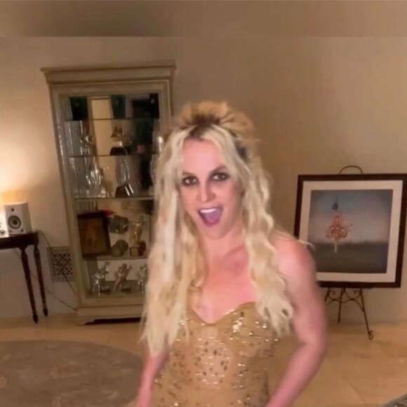 Britney Spears: 'Deus sabe que meu corpo não é perfeito, mas eu queria compartilhar como meu corpo se parece no momento, eu trabalhei duro'