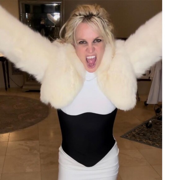 Aos 41 anos, Britney Spears conta que foi cobrada para recuperar o mesmo corpo da juventude