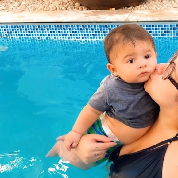 Marília Mendonça e Leo: ausente dos palcos, ela pode aproveitar de pertinho os primeiros meses de vida do filho