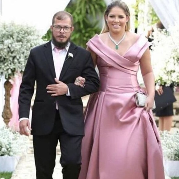 Marília Mendonça com o tio, Abicelí Silveira Dias Filho: cantora foi madrinha de casamento do baterista de sua banda