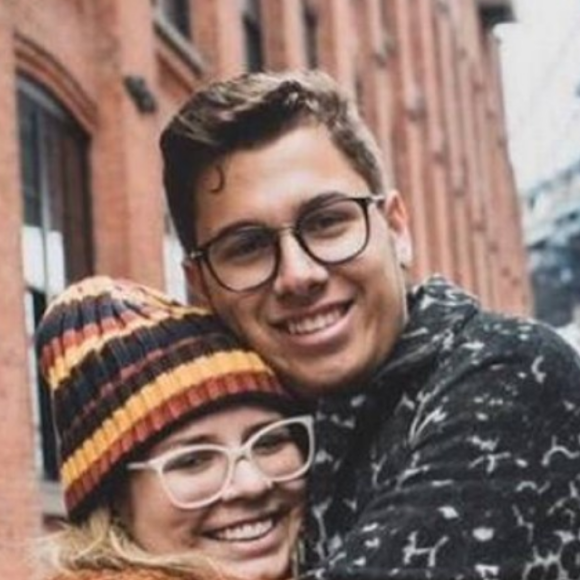 Marília Mendonça posa com o irmão, João Gustavo, em viagem para a Europa