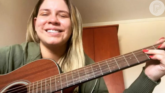 Marília Mendonça fazia covers de músicas nas redes sociais e mostrava todo seu talento só com um violão