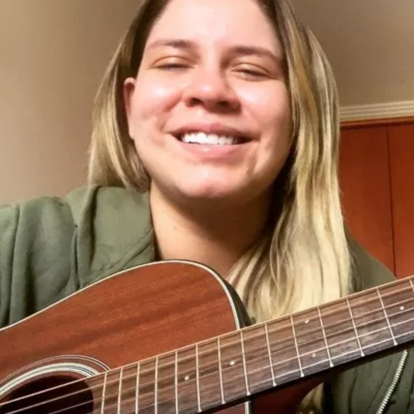 Marília Mendonça fazia covers de músicas nas redes sociais e mostrava todo seu talento só com um violão