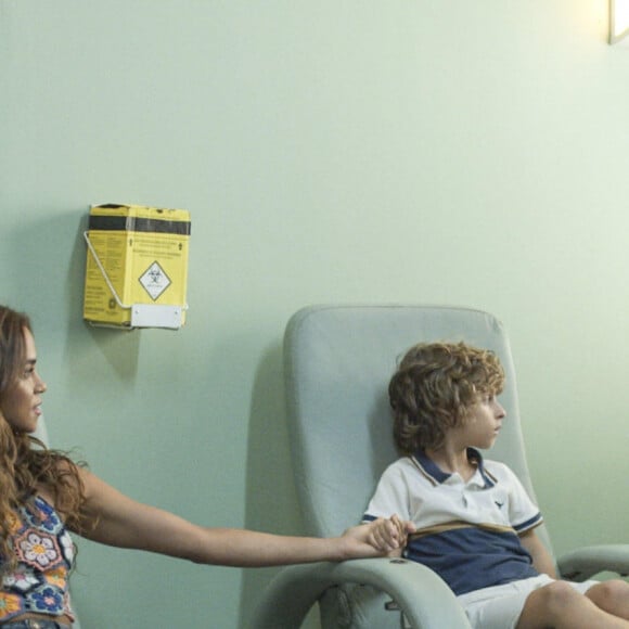 Brisa (Lucy Alves) e Tonho (Vicente Alvite) já passaram por vários exames, mas laudos sempre apontaram que ela não é mãe do seu filho, na novela 'Travessia'