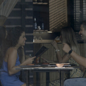 Separada de Oto (Romulo Estrea), Bia (Clara Buarque) conclui que Brisa (Lucy Alves) pode ter dois DNAs na novela 'Travessia'