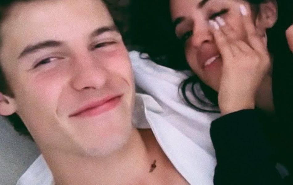 Após separação, Shawn Mendes e Camila Cabello são flagrados aos beijos
