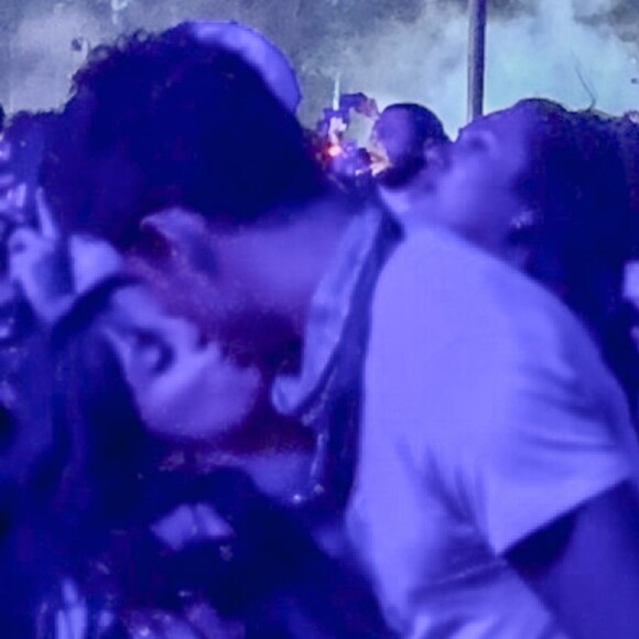 E um beijão dos ex-namorados não passou despercebido!