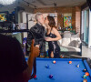 Mel Maia beija o namorado, MC Daniel, durante gravação de novo clipe do cantor