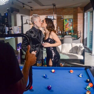 Mel Maia beija o namorado, MC Daniel, durante gravação de novo clipe do cantor