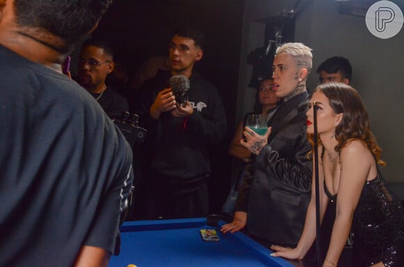 Mel Maia e o namorado, MC Daniel, acompanham atentos os bastidores do novo clipe do cantor