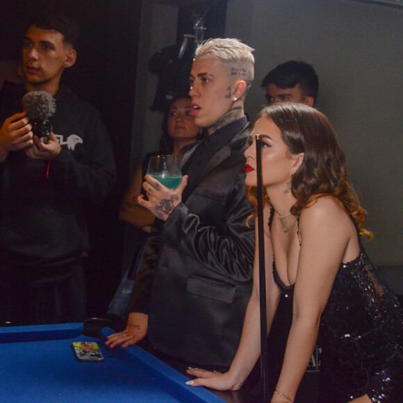 Mel Maia e o namorado, MC Daniel, acompanham atentos os bastidores do novo clipe do cantor