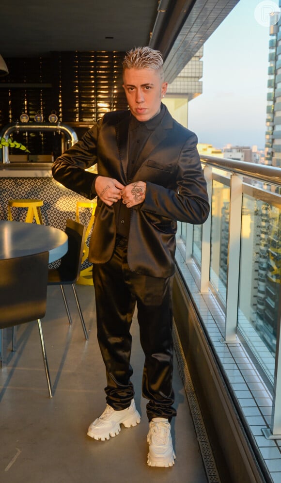 O cantor MC Daniel escolheu look all black para gravar seu novo clipe, 'Grana, Dinheiro e Fama'