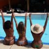 Sheron Menezzes (de biquíni verde) postou nesta sexta-feira (9) uma foto fazendo topless ao lado das amigas. "E o tomara que caia... Caiu! Freedom (liberdade) no spa", legendou a imagem a atriz