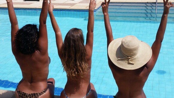 Sheron Menezzes se interna em spa e faz topless com amigas: 'Liberdade'