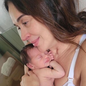 Claudia Raia postou foto sem maquiagem e com o filho caçula no colo