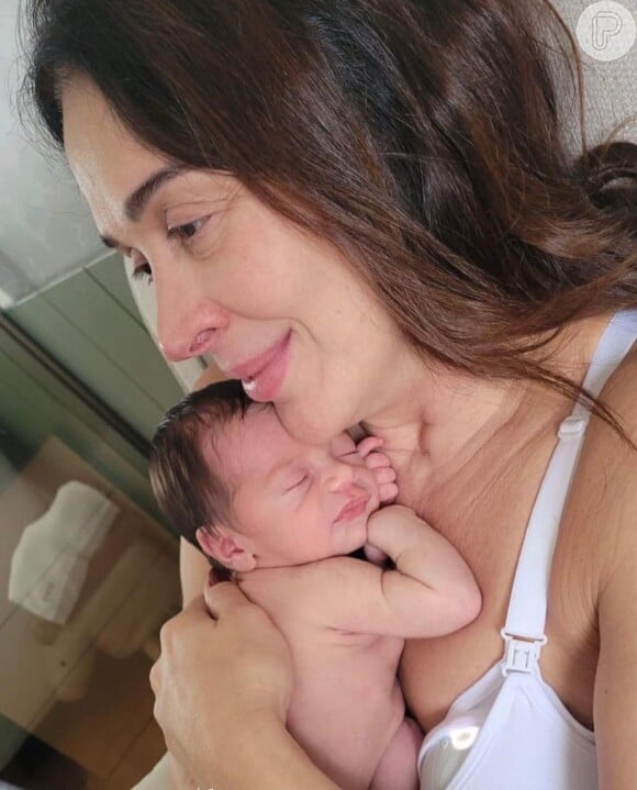 Claudia Raia postou foto sem maquiagem e com o filho caçula no colo