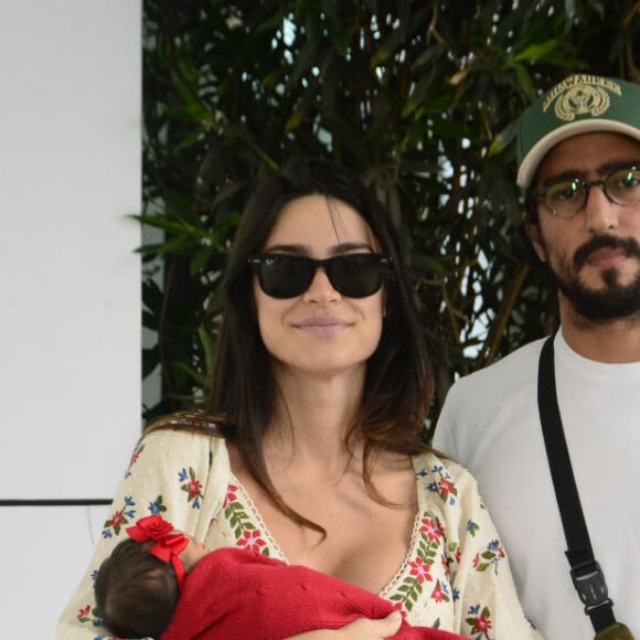 Thaila Ayala e Renato Góes deixaram a maternidade com Tereza na tarde desta quinta-feira (20)